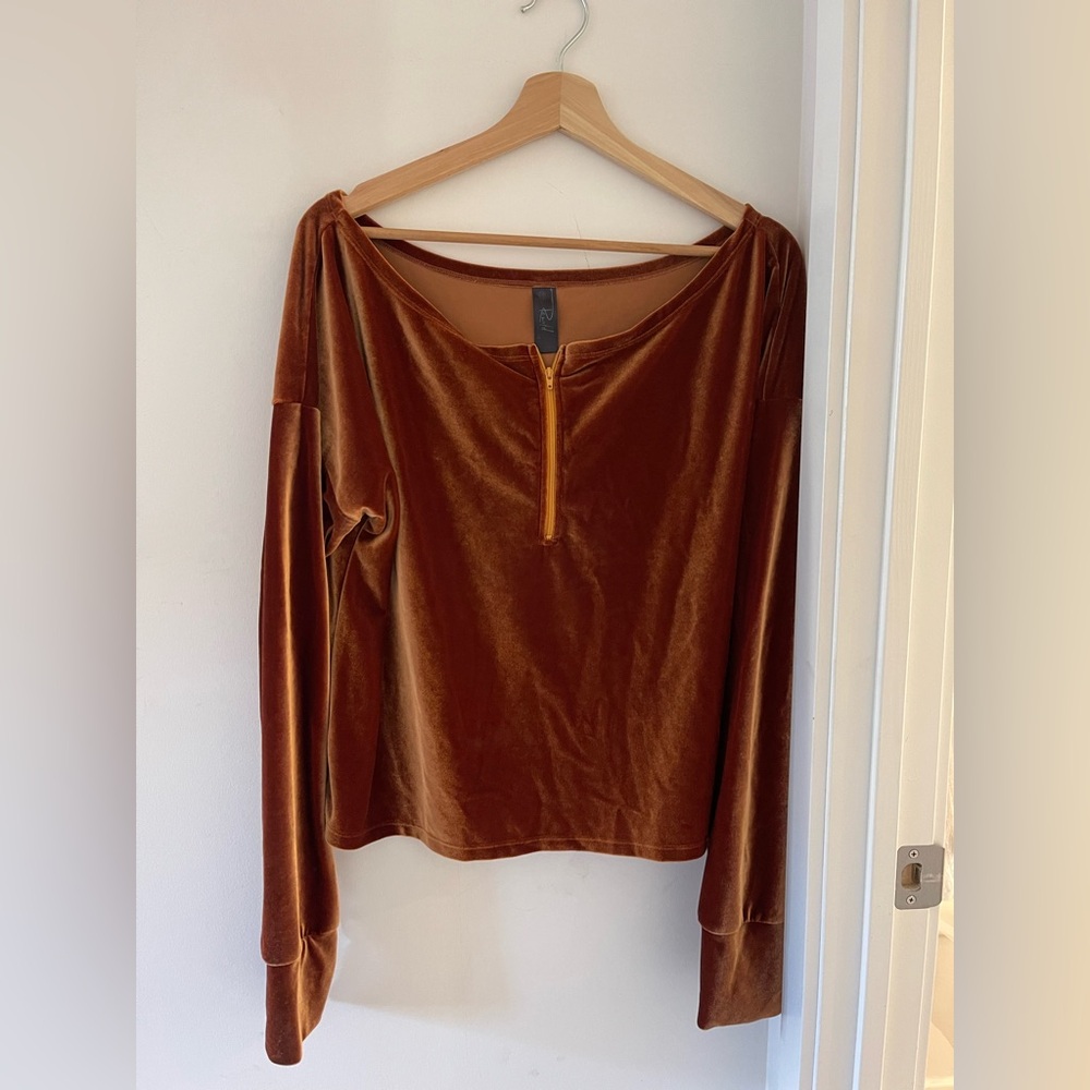 Velvet off-Shoulder Long Sleeve Top in Rust Brown
